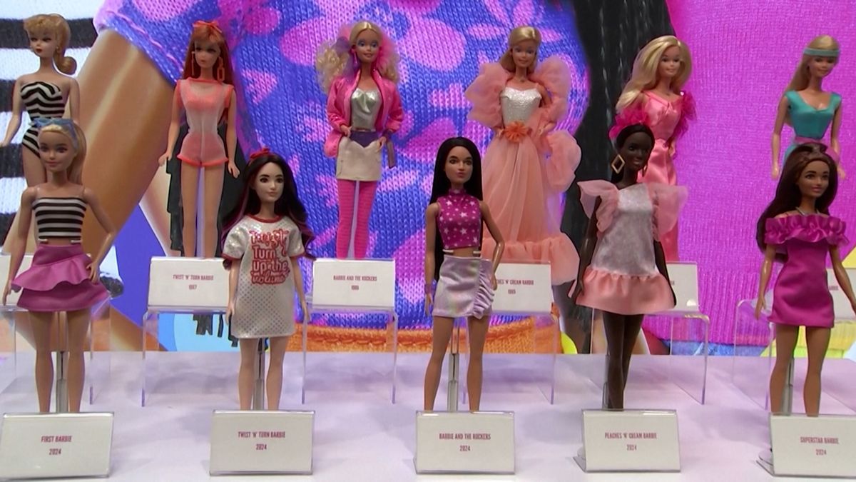 Barbie slaví 65 let. Prošla spoustou proměn, ale vyrábí se stále stejně